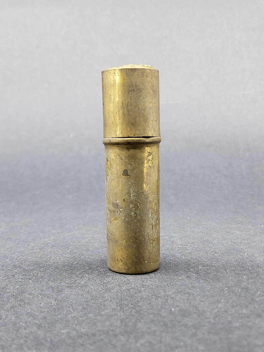 NÅLHUS AV MÄSSING, RÖRFORMAT MED LOCK ORNERAT, MOTIV BLOMKORG.



Neg.nr: 1987-01
Sakord: NÅLHUS
Tillverkningstid: 1850-1900
Material: MÄSSING
Teknik: 
Mått: L=58 DIAM=58
Vikt: 
Realnr: 294   Motiv.spec: NÅLHUS

Proviens: 
Prov.Kod: 41
Yrke/benämning: INTENDENT
Namn: WELIN S.
Land: 
Län: 16
Kommun: 
Stad: SKARA
By: 
Gård: 
Fastighet: 
Adress: 

Proviens: 
Prov.Kod: 39
Yrke/benämning: 
Namn: 
Land: 
Län: 
Kommun: 
Stad: HERRLJUNGATRAKTEN
By: 
Gård: 
Fastighet: 
Adress: