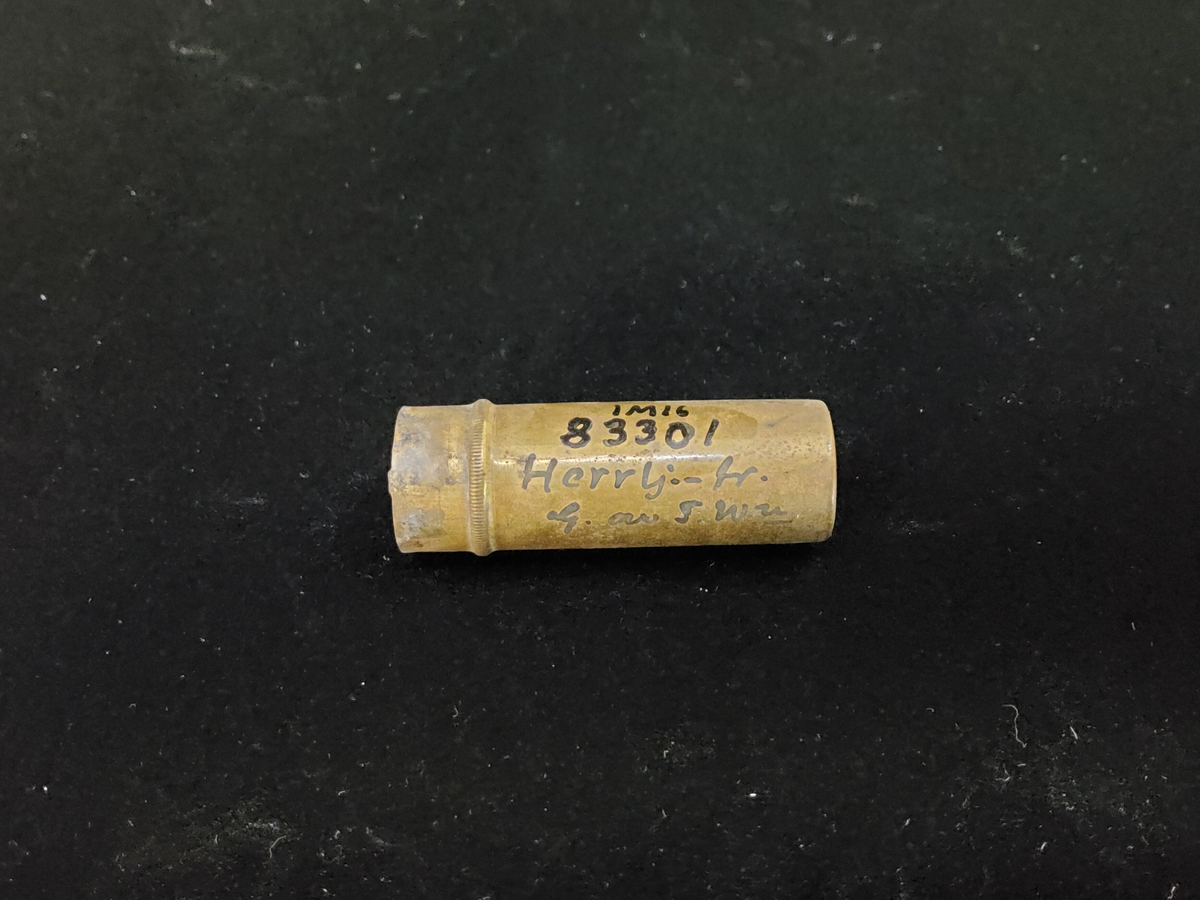 NÅLHUS AV MÄSSING, RÖRFORMAT MED LOCK ORNERAT, MOTIV BLOMKORG.



Neg.nr: 1987-01
Sakord: NÅLHUS
Tillverkningstid: 1850-1900
Material: MÄSSING
Teknik: 
Mått: L=58 DIAM=58
Vikt: 
Realnr: 294   Motiv.spec: NÅLHUS

Proviens: 
Prov.Kod: 41
Yrke/benämning: INTENDENT
Namn: WELIN S.
Land: 
Län: 16
Kommun: 
Stad: SKARA
By: 
Gård: 
Fastighet: 
Adress: 

Proviens: 
Prov.Kod: 39
Yrke/benämning: 
Namn: 
Land: 
Län: 
Kommun: 
Stad: HERRLJUNGATRAKTEN
By: 
Gård: 
Fastighet: 
Adress: