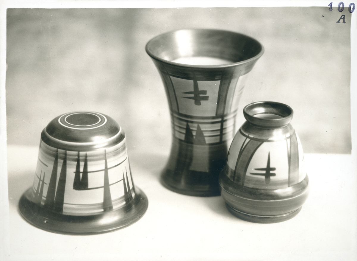 En ampel modell 4249 W och två mindre vaser av modeler 4243 W och 4202 W från Bo Fajans, formgivare Maggie Wibom tidigt 1900-tal. Gul grön eller blå grundton med rödbrun och svart dekor.