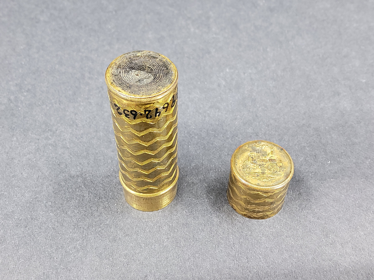 NÅLETUI AV MÄSSING, CYLINDRISK FORM, VÅGMÖNSTER I MÄSSINGEN.  LOCK MED ÅNGLOK PÅ OVANSIDAN.



Neg.nr: 1987-05
Sakord: NÅLETUI?
Tillverkningstid: 1800-1850
Material: MÄSSING
Teknik: GRAVERAT
Mått: L=63 DIAM=18
Vikt: 
Realnr: 294   Motiv.spec: NÅLETUI?

Proviens: 
Prov.Kod: 41
Yrke/benämning: 
Namn: BARTHELSONS GUSTAV STBH
Land: 
Län: 16
Kommun: 
Stad: HALNA
By: HALNATORP
Gård: 
Fastighet: 
Adress:
