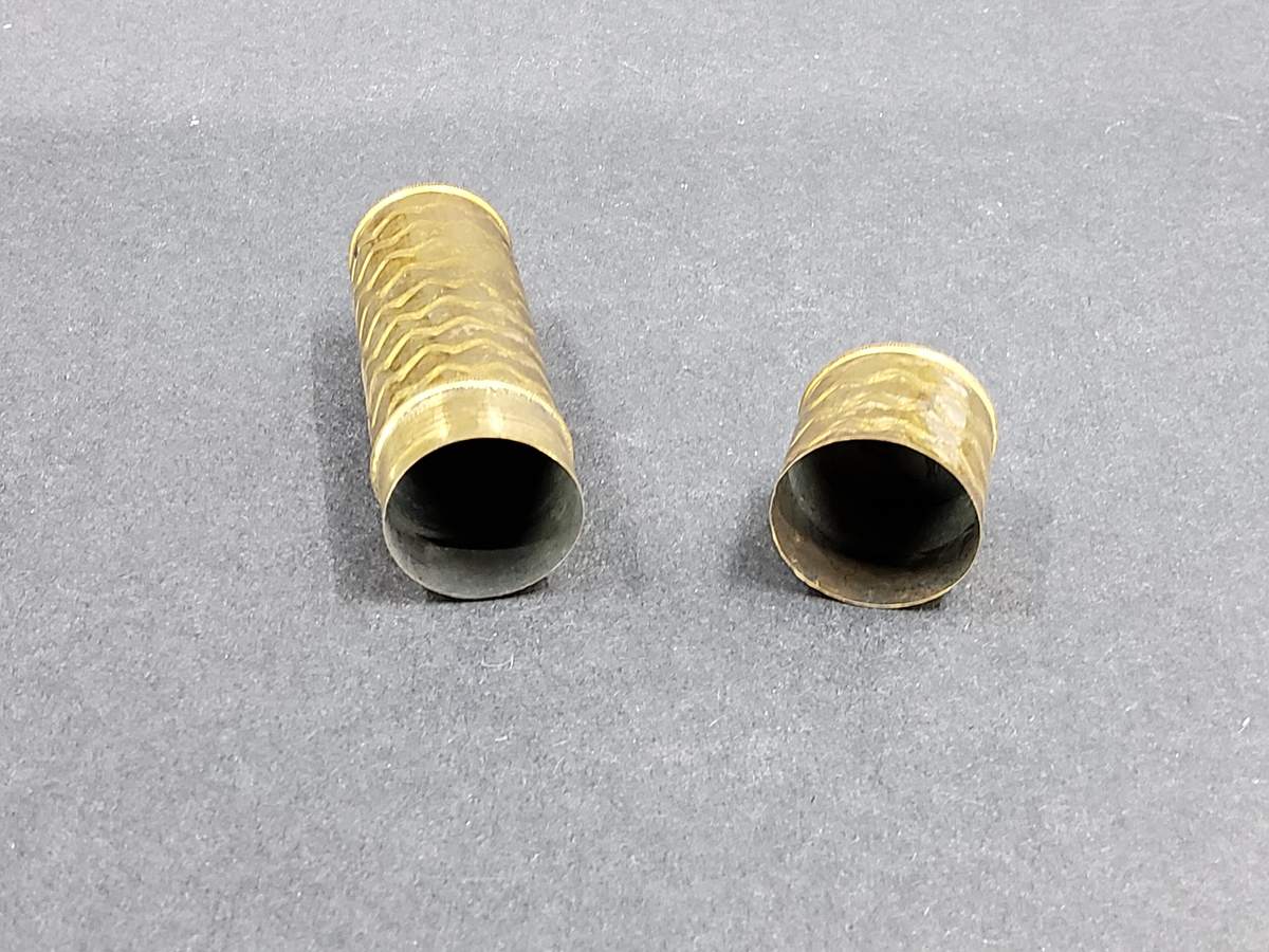 NÅLETUI AV MÄSSING, CYLINDRISK FORM, VÅGMÖNSTER I MÄSSINGEN.  LOCK MED ÅNGLOK PÅ OVANSIDAN.



Neg.nr: 1987-05
Sakord: NÅLETUI?
Tillverkningstid: 1800-1850
Material: MÄSSING
Teknik: GRAVERAT
Mått: L=63 DIAM=18
Vikt: 
Realnr: 294   Motiv.spec: NÅLETUI?

Proviens: 
Prov.Kod: 41
Yrke/benämning: 
Namn: BARTHELSONS GUSTAV STBH
Land: 
Län: 16
Kommun: 
Stad: HALNA
By: HALNATORP
Gård: 
Fastighet: 
Adress: