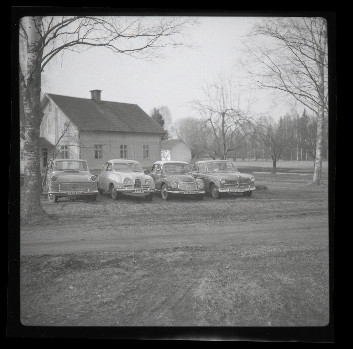 Fyra uppställda bilar, från vänster: Opel rekord, SAAB 93, DKV och Volvo Amazon.