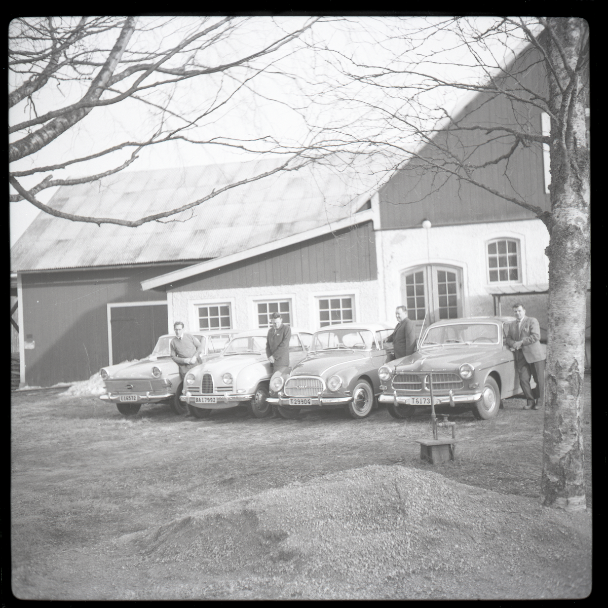 Fyra uppställda bilar och dess ägare, från vänster: Opel rekord, SAAB 93, DKV och Volvo Amazon.