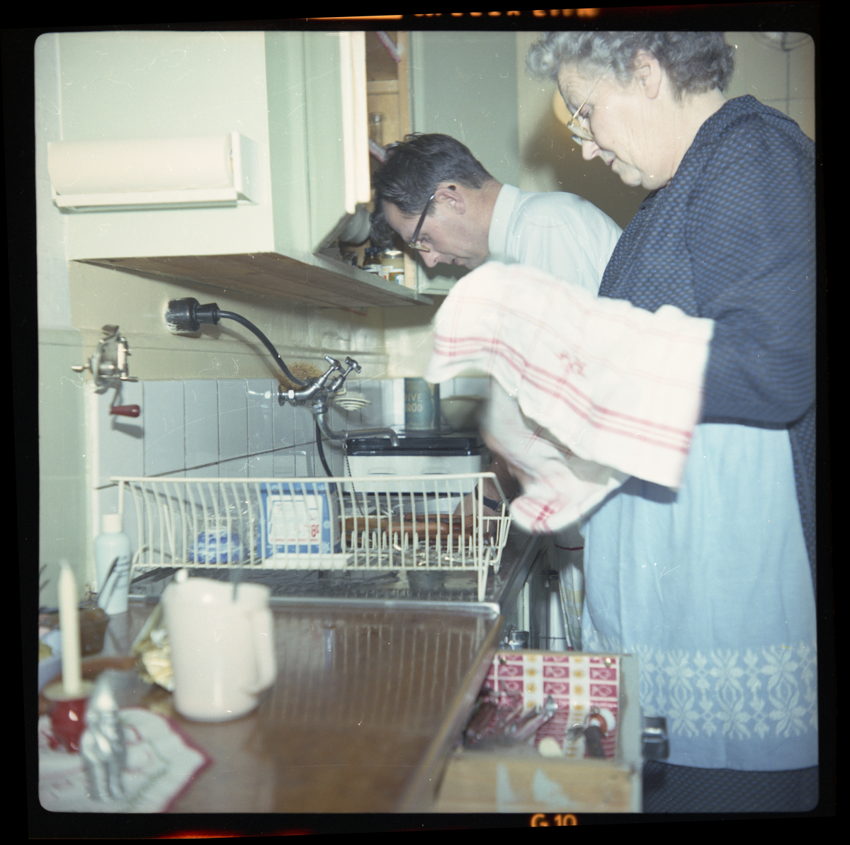 Mannen diskar och kvinnan torkar.
