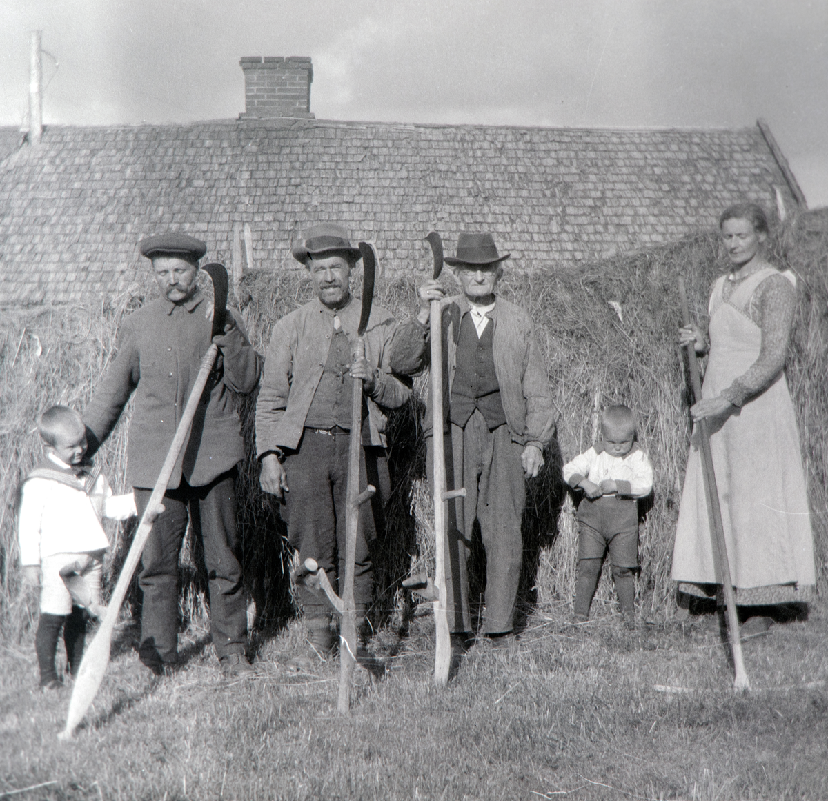 Ringsaker, Rudshøgda, Bortiprøysen, Vest Prøysen ved Præstvægen, husmansplass, høyonn,
Fra venstre: Sverre Mathiasen og far Lars Mathiasen Eriksrud, Olaf Andreassen, Syverin Stensåsen, Harald Mathiasen og mor Olava Mathiasen f. Stensåsen. Olava var datter av Syverin. Syverin bodde i Bortiprøysen. Lars og Olava var gift og hadde sønnene Sverre og Harald,