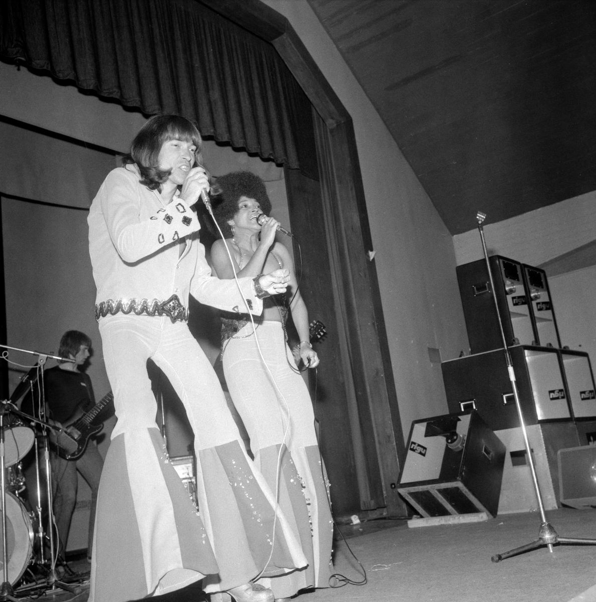 Linköpings Folkets park 1975. På scenen populära duon Svenne & Lotta. Sannolikt bjöd de på sin precis släppta hit "Bang en boomerang".