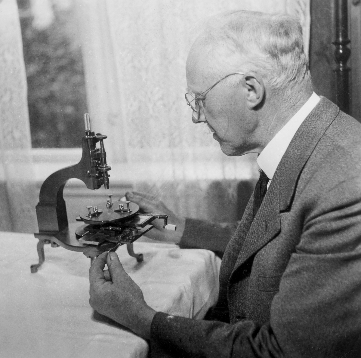 Urmakare Carl Frithiof F Mattsson på sin 65 årsdag, ställer in sitt vackra mikroskop.
