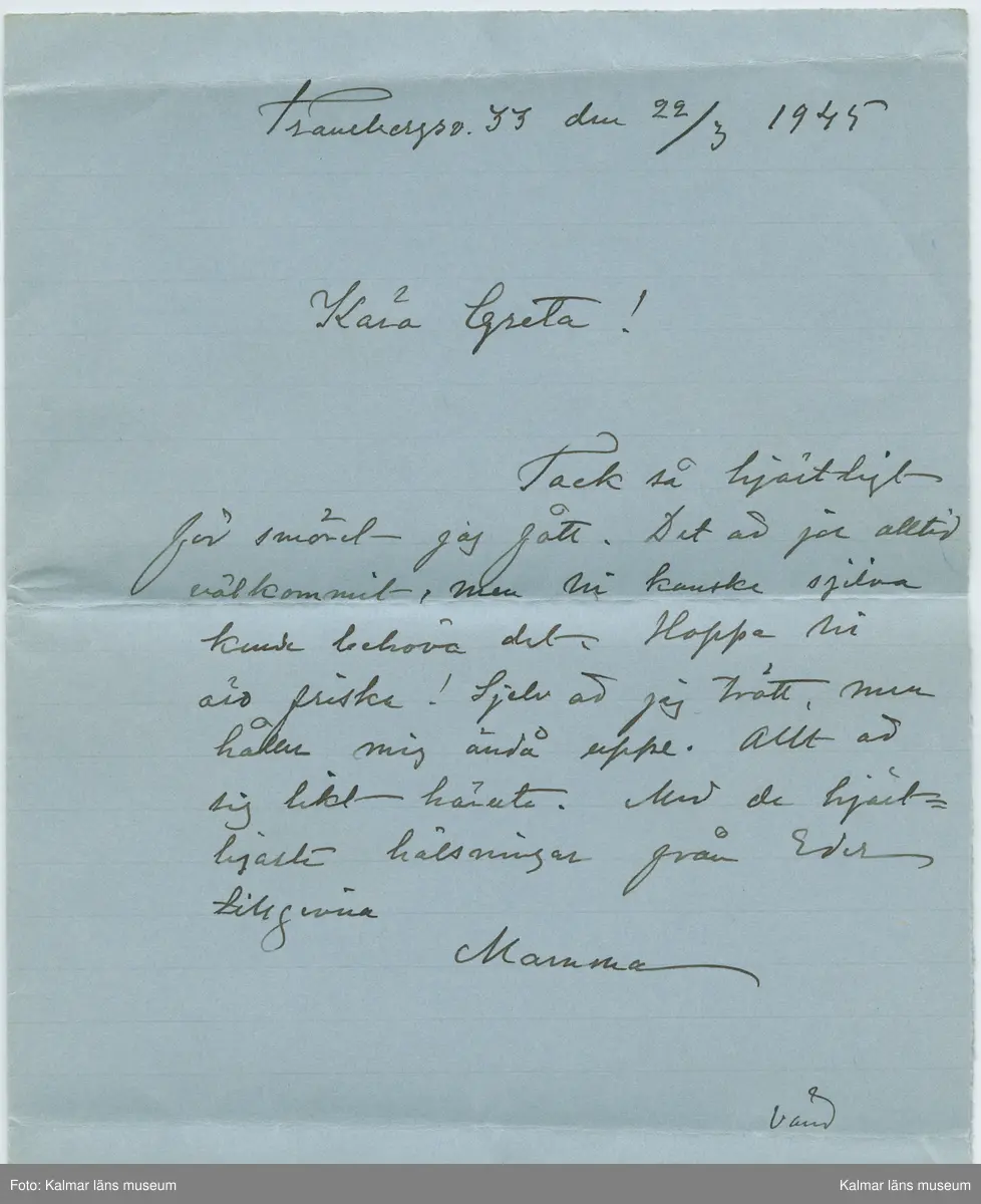 KLM 32018:4. Brev, med kuvert. Handskrift i svart på blått papper. Två sidor, två blad. Påskrift brev: Tranebergsv. 33 den 22/3 1945. Påskrift kuvert: Fru Greta Stoopendaal Tjockö Gräddö.