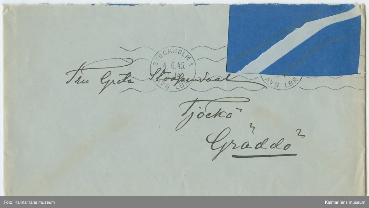 KLM 32018:4. Brev, med kuvert. Handskrift i svart på blått papper. Två sidor, två blad. Påskrift brev: Tranebergsv. 33 den 22/3 1945. Påskrift kuvert: Fru Greta Stoopendaal Tjockö Gräddö.