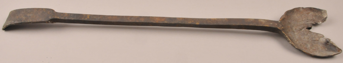 Eldrake forma som ei skei i jern med langt skaft.Handtaket er hamra flatt i enden. Bladet er sprekt i framkant.