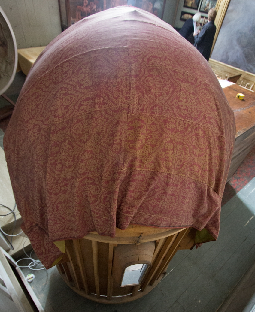 Modell till Lunds domkyrkas korabsid. I den halvsfäriska kupolen avbildas Jesus sittande i centrum på en upphöjd tron med höjd vänsterarm, Majestas Domini. I den högra hand håller han en bok. På var sida om honom en ängel. Över Jesus en guldfärgad mandorla. Framför tronen liljor. Till vänster om tronen stående figurer med glorior och text:Mattheus, Markus, Lukas, Johannes, Ansgarius, Laurentius, Paulus och Petrus. Till höger delvis stående, delvis knäböjande fgurer, t.ex. biskop med kräkla, kvinna med lindebarn och en fattig man. Mörkblå bakgrund med palmer. Ovanför Jesus i kupolens mitt en vit duva, troligen Andens duva med korsgloria, och Jahve på hebreiska. 
Under motivet dekorativt utformade bårder. Nedanför motivet tre utsparade fönster. Väggen målad i grått och brunt.