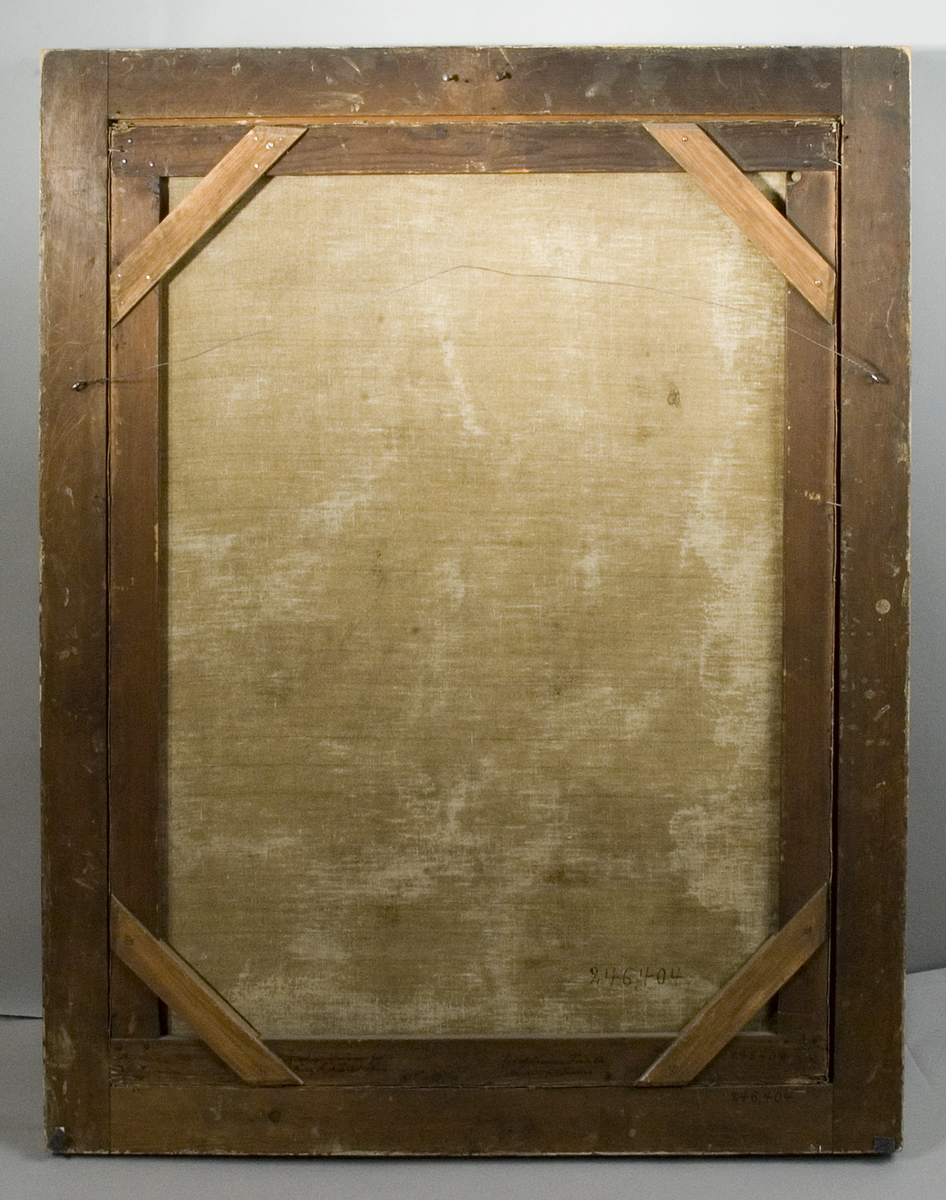 Porträtt av kvinna i helfigur, Fredrika Charlotta Stenbock, Lolotte, klädd i  gulvit empireklänning stående vid en klippa. Vid hennes fötter en liten vit hund. Skog i bakgrunden.