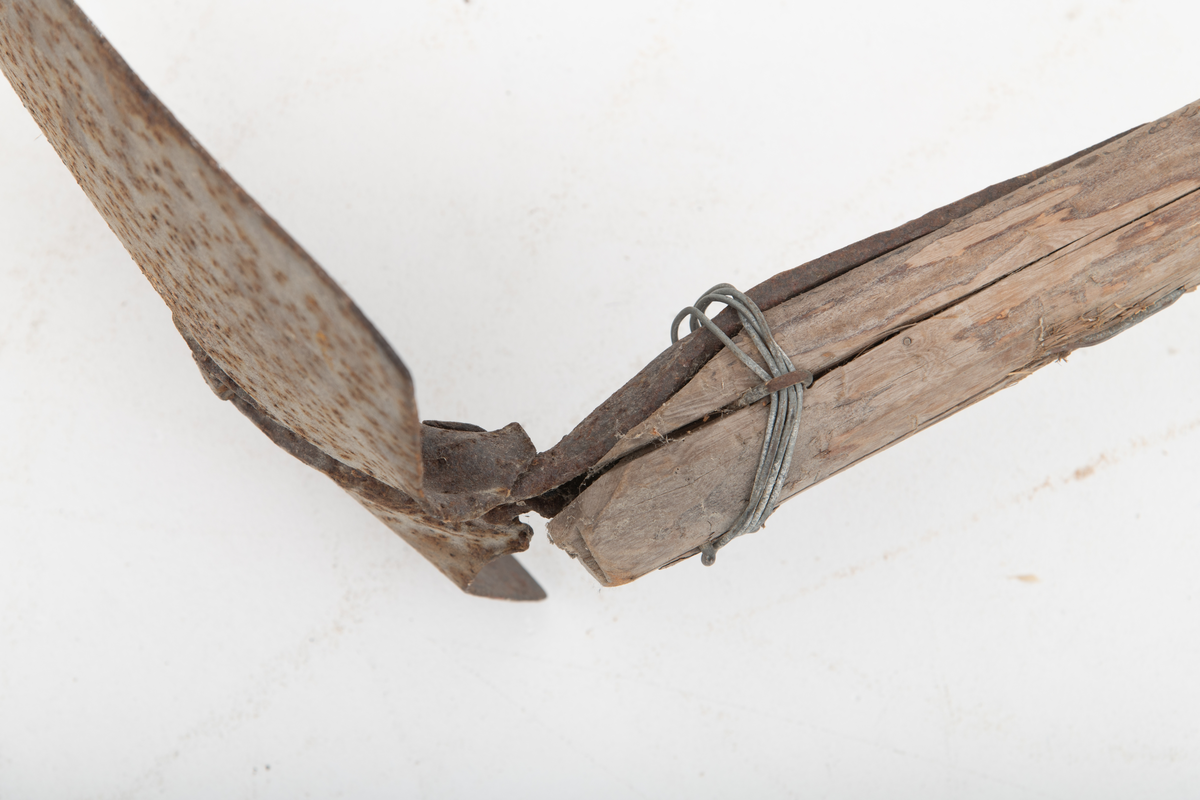 Spade med et langt skaft, ei granraje, på om lag 3,2 meter brukt til graving etter agn, sandøle (bekkeniøye), til lakefiske om vinteren (sehøstes). Skafet er delvis barket, men ellers nokså flisete i overflata. Bladet er fra en vanlig U-formet spade, der falen som skulle forankre det i skaftet er knekt. Her er denne komponenten erstattet av et vinkeljern, som vulsten ved bladets midtakse er klinket fast til. Den andre enden av vinkeljernet er spikret fast i den groveste enden av skaftet. Dette festepunktet er forsterket ved hjelp av ei ståltrådvikling gjennom tre jernkramper som er hamret inn i skaftenden. Spadebladet er altså montert noenlunde vinkelrett på skaftets lengderetning. Redskapet framstår dermed mer som ei krafse enn en spade. Jernet er noe rustent.