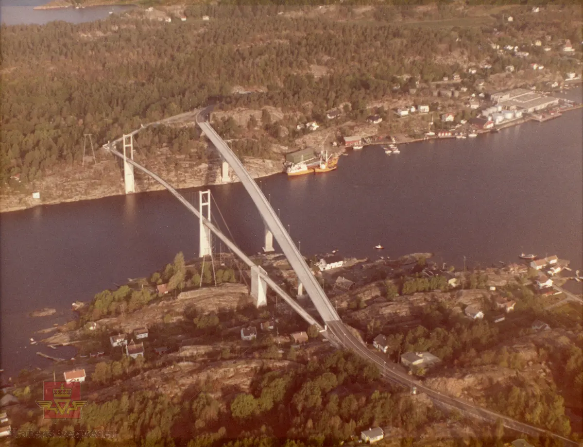 Vrengen bru i Tjøme  1981. Gammel hengebru og ny betongbru. Flyfoto.

Dette er et bilde i ramme gitt i gave fra Tjøme kommune ved avslutningsmiddagen på Grepan 16 november 1984.
Den gamle brua til venstre viser syd (I følge  merking bak på bildet).