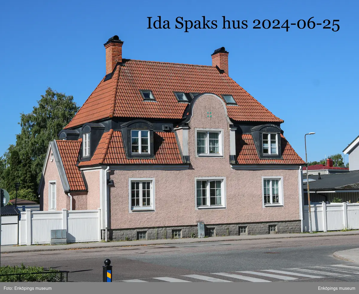 Torggatan och Gustaf Adolfs plan, Enköping. Sömmerskan Ida Spak hade sin bostad och ateljé på bottenvåningen i huset.