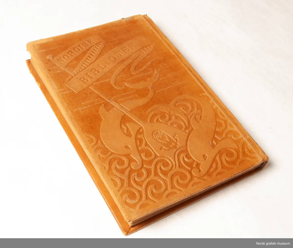 Bok bundet inn i lyst skinn med dekorativt blindpreg på både forsiden, rygg og bakside. Ryggen er i tillegg forgylt. Forsatsen er illustrert med fugler og blader. 
Boken er en del av serien "Nordisk bibliotek".