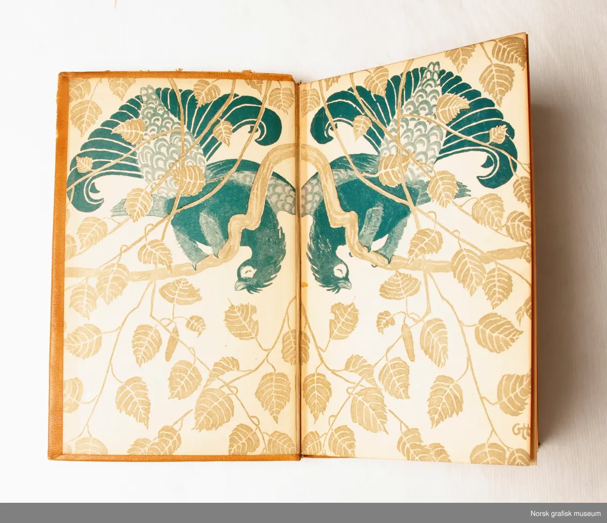 Bok bundet inn i lyst skinn med dekorativt blindpreg på både forsiden, rygg og bakside. Ryggen er i tillegg forgylt. Forsatsen er illustrert med fugler og blader. 
Boken er en del av serien "Nordisk bibliotek".