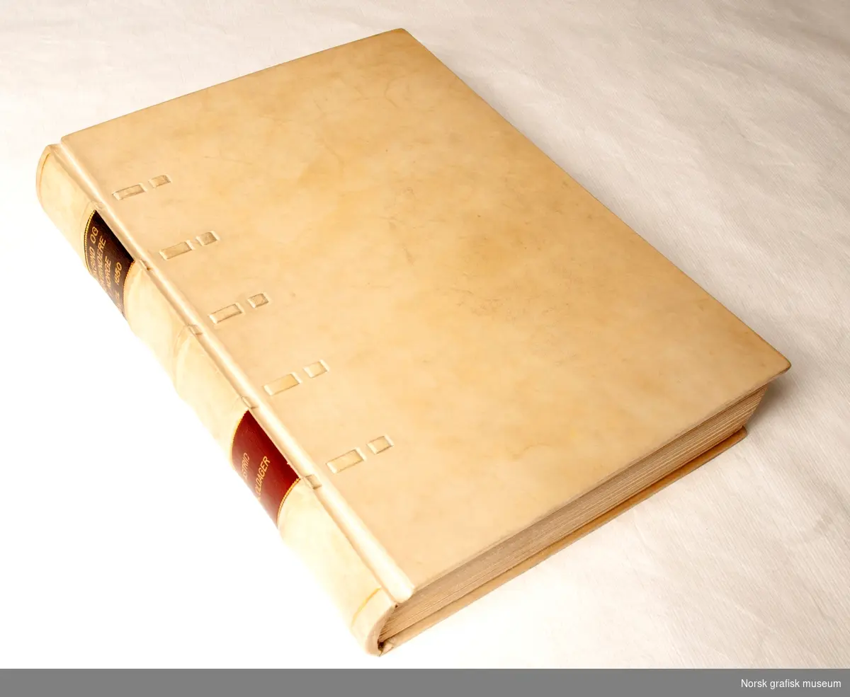 Praktutgave av boken "Bokbind og bokbindere i Norge inntil 1850". Helbind i pergament. Rygg med opphøyde tverrbånd og forgylt tittel på skinn. Forsatspapir med biter av halm e.l. 

Givers ex libris (bokeiermerke) er limt inn på siste side i boken.
