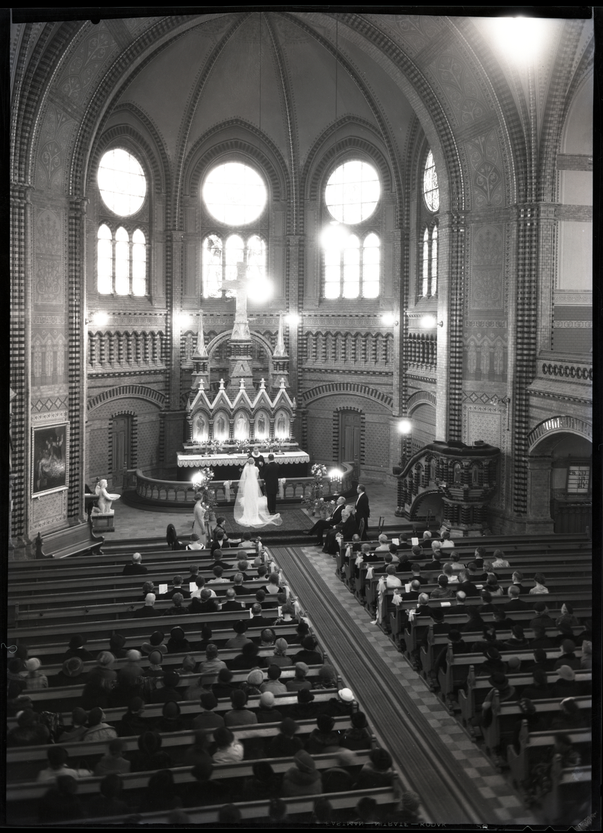 Foto av bryllup, april 1937. Brudeparet står ved alteret 

Påskrift på konvolutt: Amli 15/4-37