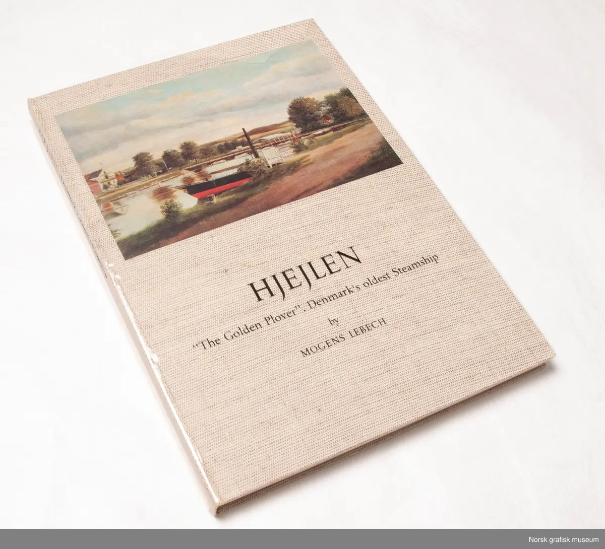 "Hjejlen, "The Golden Plover", Denmark`s oldest Steamship" av Mogens Lebech. Gitt ut i forbindelse med dampskipets 100-års jubileum. Den engelske utgaven er trykket i 3000 eksemplarer. 

Boken er bundet inn av Bent Andrée, i lyst bommullslerret, med pålimt illustrasjon på forsiden. Tittelen er trykket på et gjennomsiktig plastomslag. Boken har en tilhørende sort bokboks. 
Papiret er imitert håndlaget, med vannmerket "Hjejlen" fra Silkeborg pairmølle.