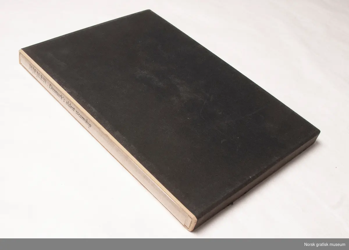 "Hjejlen, "The Golden Plover", Denmark`s oldest Steamship" av Mogens Lebech. Gitt ut i forbindelse med dampskipets 100-års jubileum. Den engelske utgaven er trykket i 3000 eksemplarer. 

Boken er bundet inn av Bent Andrée, i lyst bommullslerret, med pålimt illustrasjon på forsiden. Tittelen er trykket på et gjennomsiktig plastomslag. Boken har en tilhørende sort bokboks. 
Papiret er imitert håndlaget, med vannmerket "Hjejlen" fra Silkeborg pairmølle.