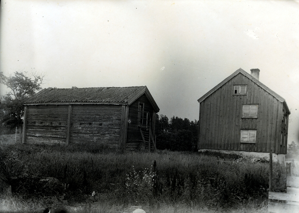 Boningshus och förrådsbyggnad i Ekeby. Fotograf S.W.