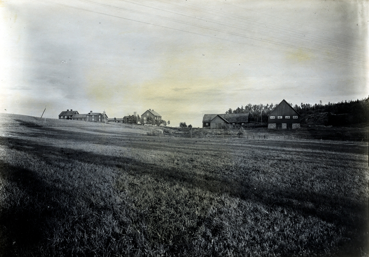 Den äldre gårdsanläggningens (ladugård), liggande några hundra meter öster om herrgården. En sluten och intressant gårdsanläggning.