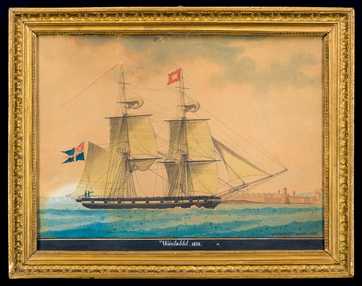 Akvarell föreställande briggen Vänta Litet i Marseille 1828. Briggen i profil med hissade segel. Den tidiga unionsflaggan, endast med röd botten och vitt kryss, hissad i aktern samt i toppen en signalflagga, röd med inre vit kvadrat. Nio kanonportar. Två besättningmän i blå uniform med svart höghatt. Den ena med ropare i handen. Bakom briggen på höger hand syns en stad med ett fort längst ut, Fort Sain-Jean, Marseille. Svart list nedtill med text i vitt: "Wänta litet 1828". Signerad i blyerts i högra nedre hörn: "Pellegrin, á Marseille au 1828".

Motivet bakom glas och ram. Guldfärgad och ornamenterad ram.