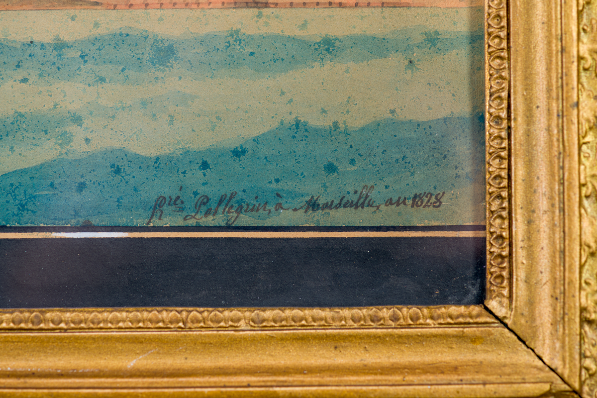 Akvarell föreställande briggen Vänta Litet i Marseille 1828. Briggen i profil med hissade segel. Den tidiga unionsflaggan, endast med röd botten och vitt kryss, hissad i aktern samt i toppen en signalflagga, röd med inre vit kvadrat. Nio kanonportar. Två besättningmän i blå uniform med svart höghatt. Den ena med ropare i handen. Bakom briggen på höger hand syns en stad med ett fort längst ut, Fort Sain-Jean, Marseille. Svart list nedtill med text i vitt: "Wänta litet 1828". Signerad i blyerts i högra nedre hörn: "Pellegrin, á Marseille au 1828".

Motivet bakom glas och ram. Guldfärgad och ornamenterad ram.