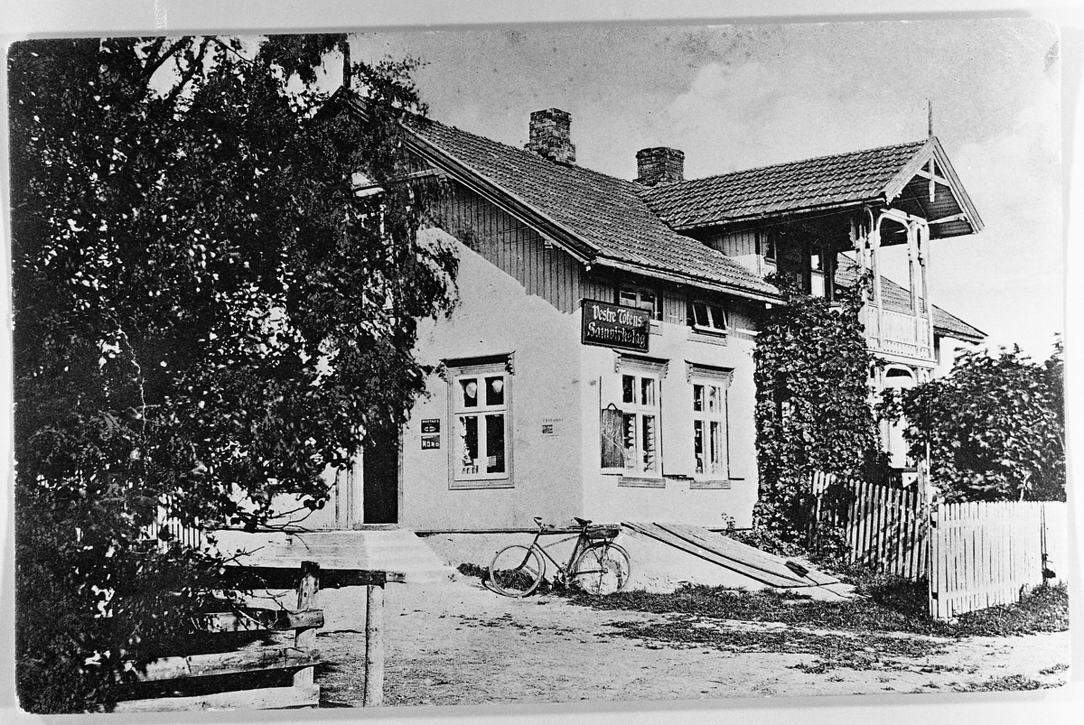 Vestre Toten Samvirkelag.
Huset stod på samme sted som nåværende Bøverbru Samvirkelag.