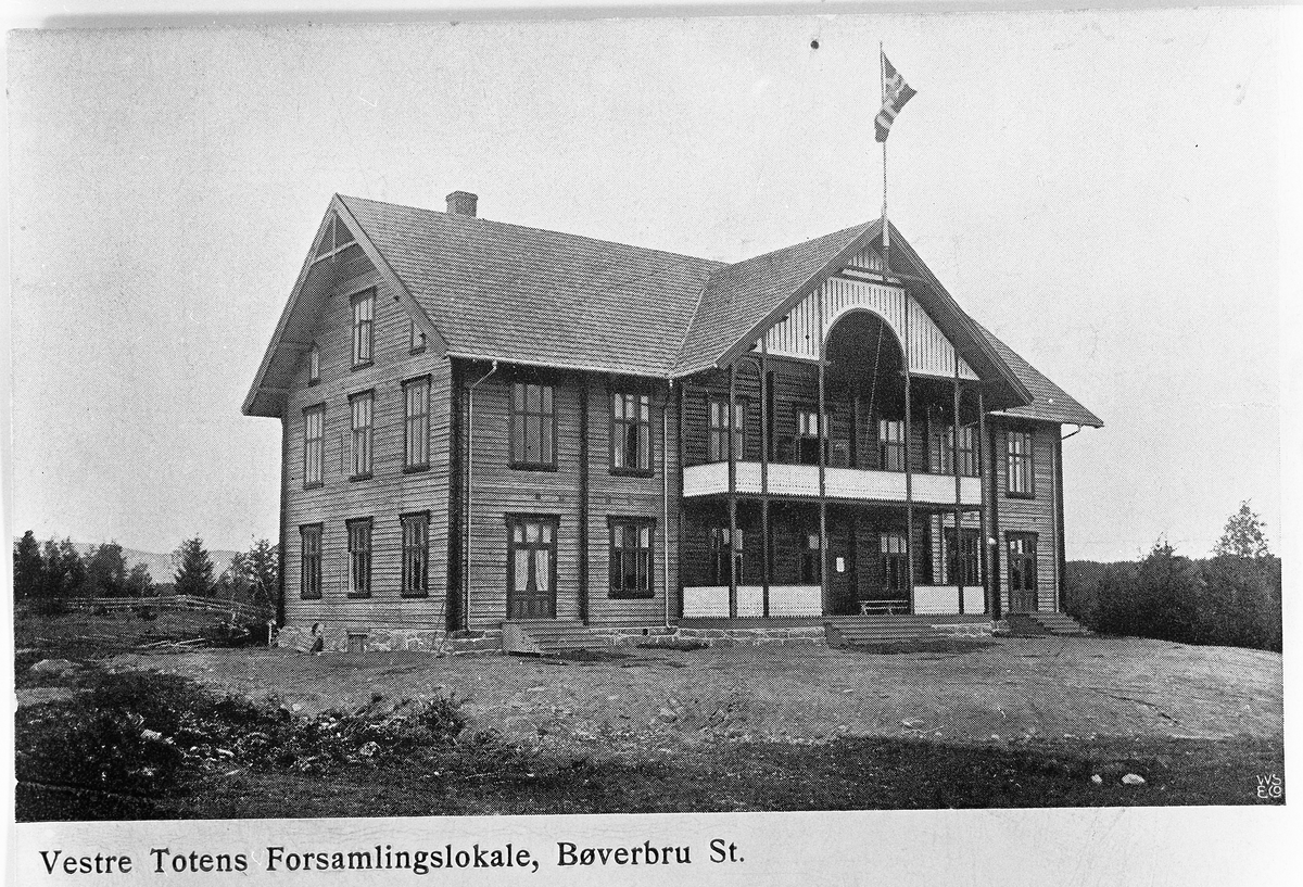 Vestre Totens Forsamlingslokale, Håkonshallen.
Den ble blant annet brukt som kirke fra 1915 - 1922 i forbindelse med bygging av ny kirke ved Ås.
Postkort.