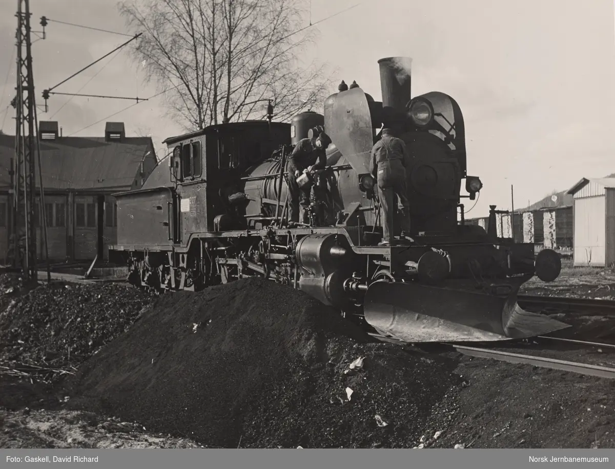 Damplokomotiv 21e 207 utenfor lokomotivstallen på Kongsberg stasjon
