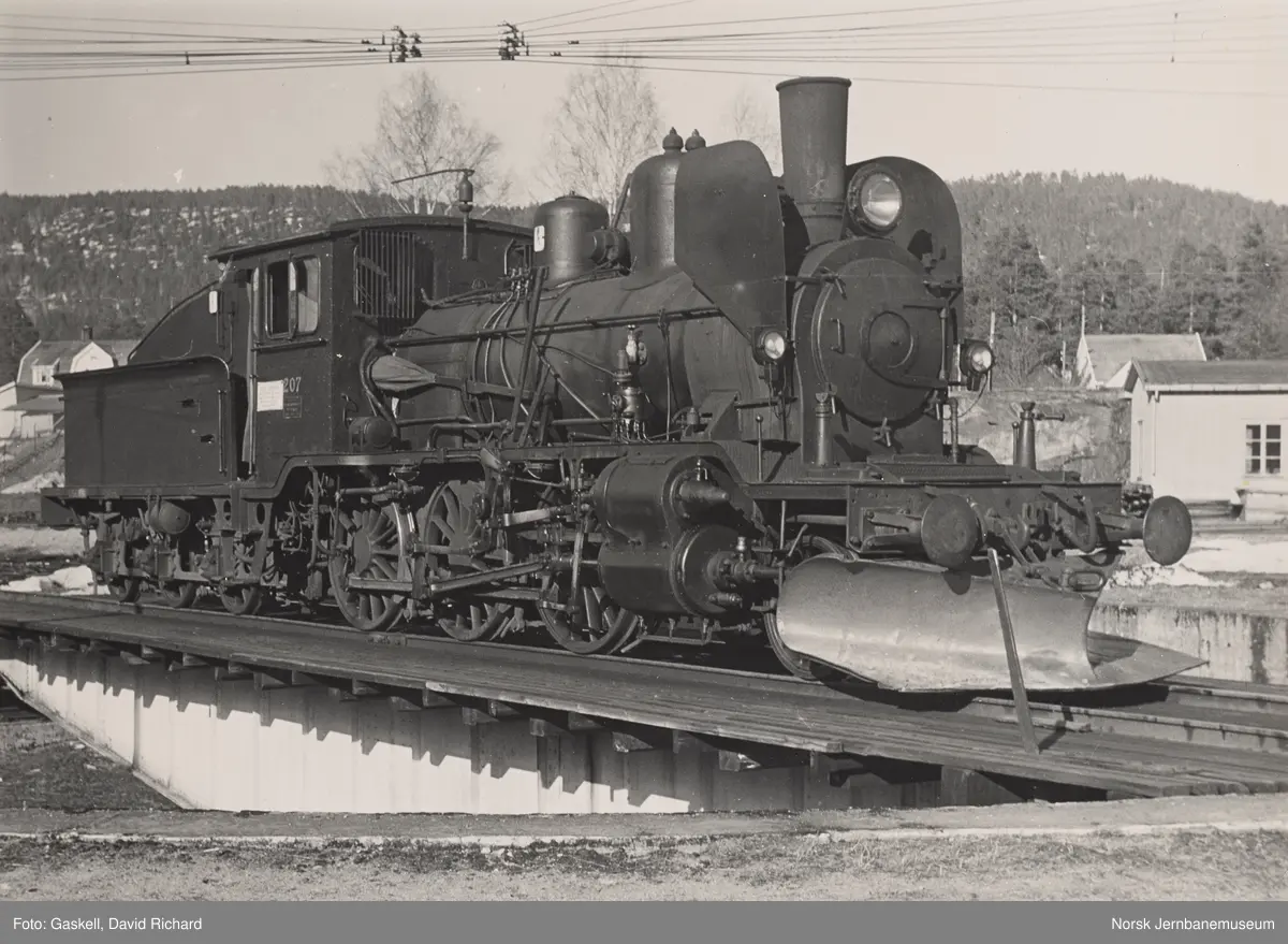 Damplokomotiv 21e 207 på svingskiven på Kongsberg stasjon