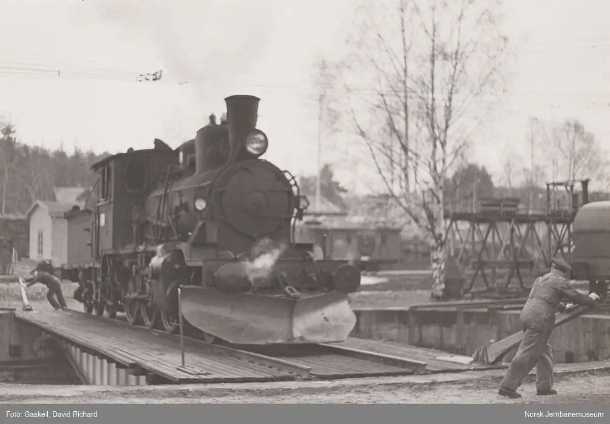 Damplokomotiv 21b 225 på svingskiven på Kongsberg stasjon