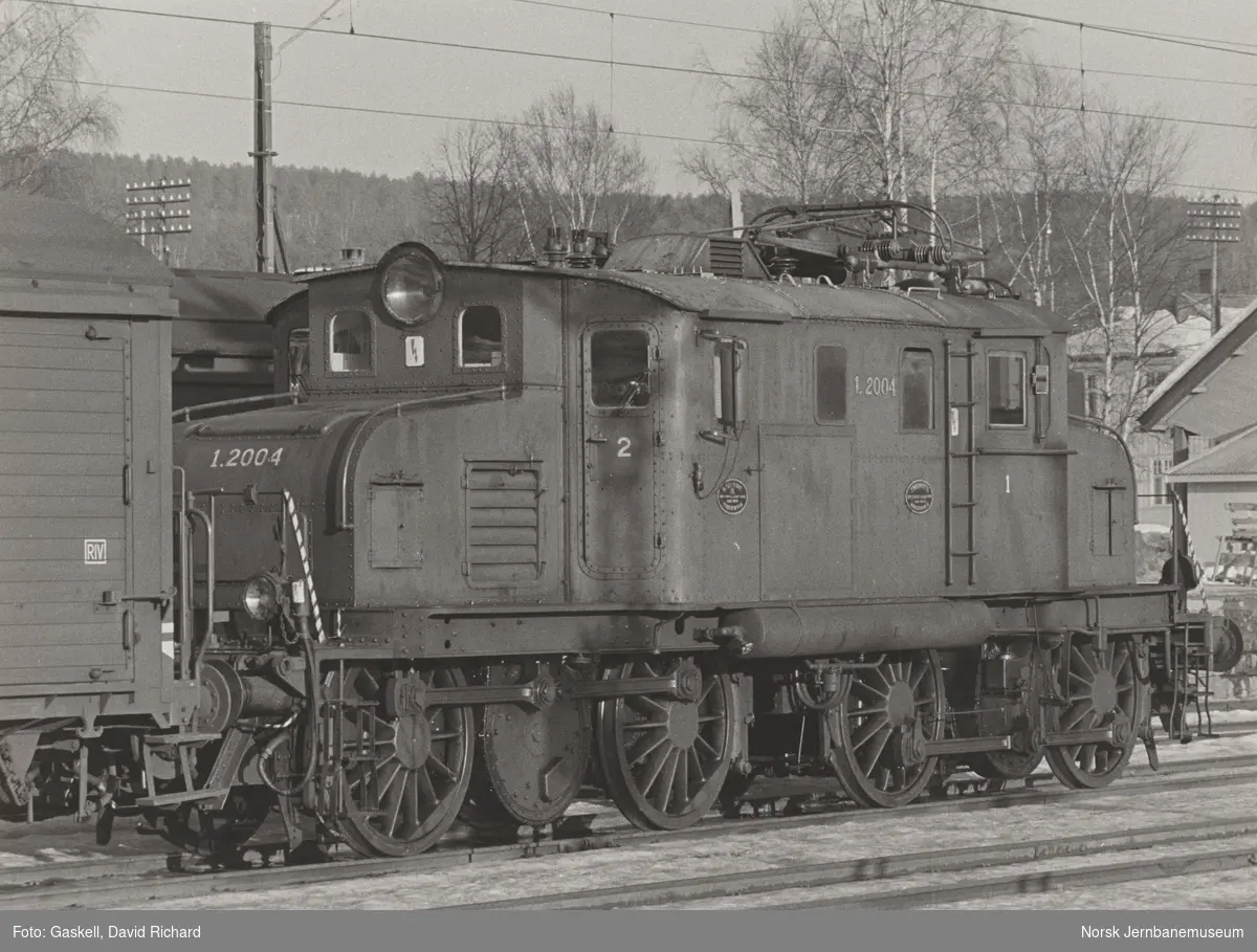Elektrisk lokomotiv El 1 2004 med godstog på Kongsberg stasjon