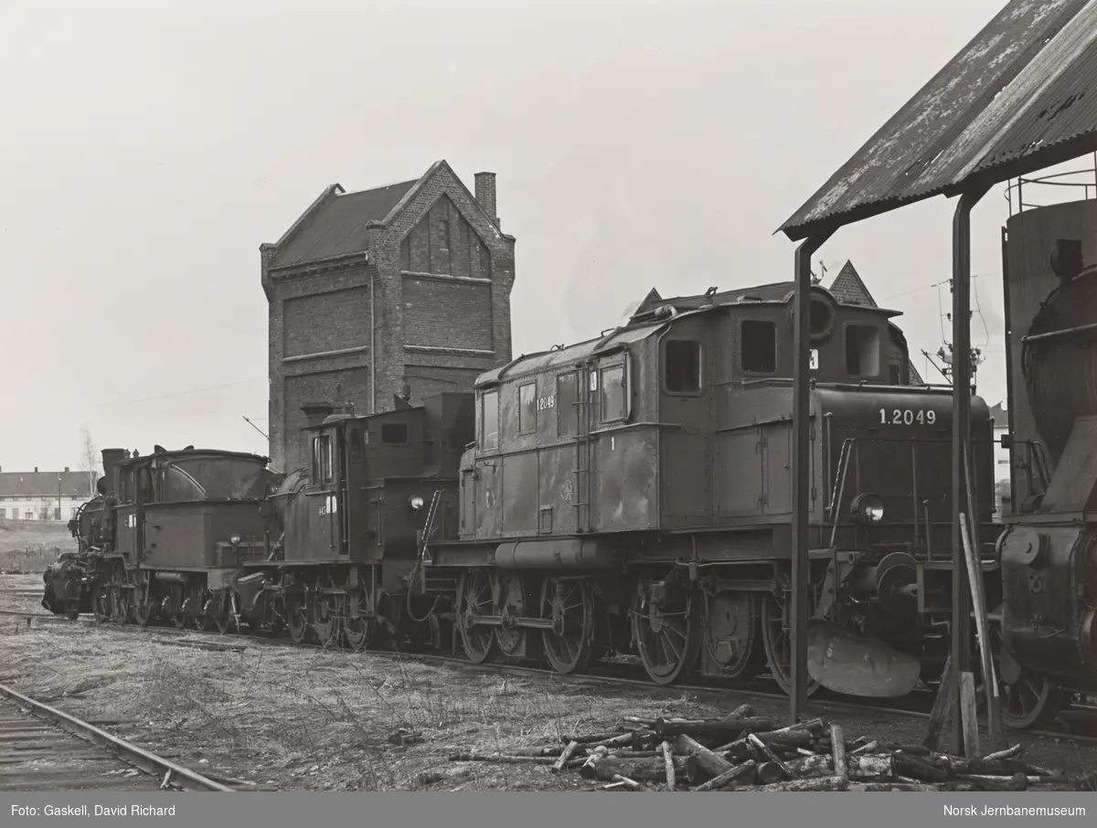 Utrangerte lokomotiver ved kull- og vanntårnet på Sundland ved Drammen. Fra venstre 21b 225, 23b 443 og El 1 2049