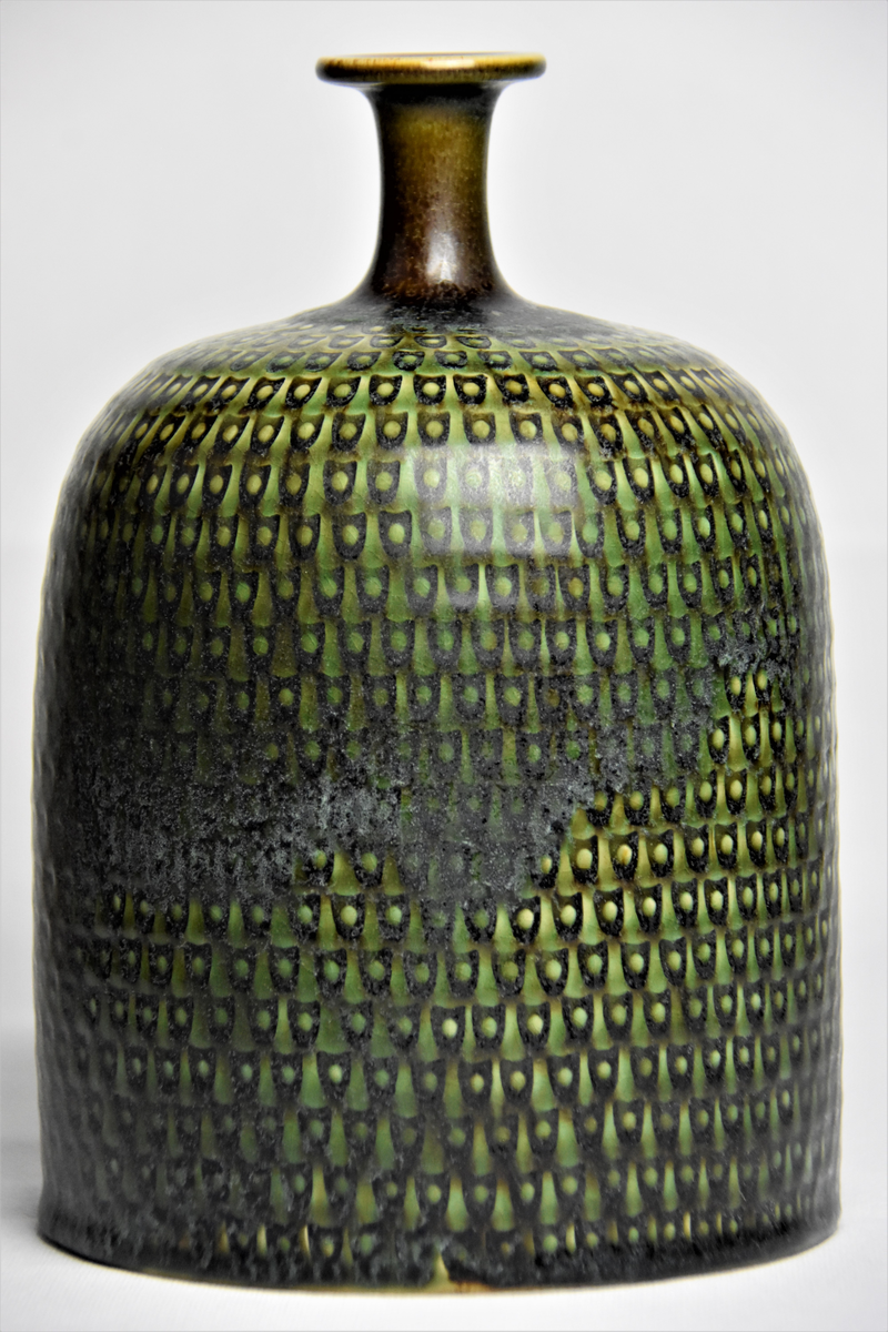 Stig Lindberg, vas, drejat stengods med mossgrönskiftande glasyr, stämpelmönstrad. Gustavsbergs porslinsfabrik, 1967.