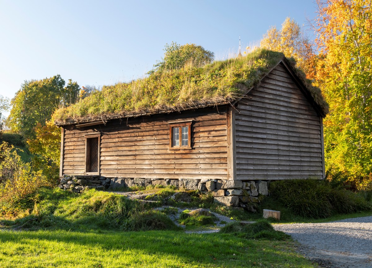 Lafta bygning i ein etasje med loft, på tørrmur av naturstein.Sperretak med ljore. Torvtekka saltak, med ei lita ark. Rekonstruert røykomn. Opprinneleg bygd som treroms-hus, seinare vart det bygd til eit vedskot med inngang frå utdøra, og ein skjå eller svalgang langsetter baksida av huset. Interiøra er umåla.