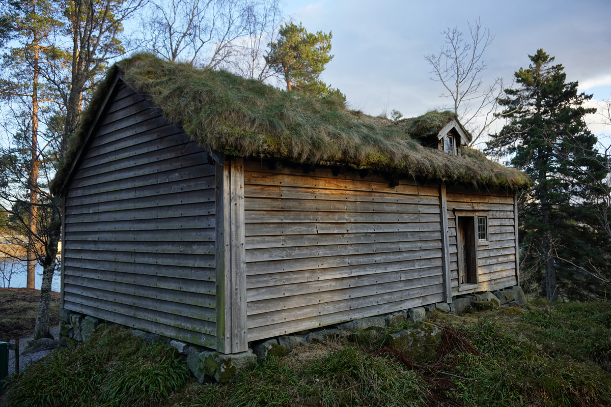 Lafta bygning i ein etasje med loft, på tørrmur av naturstein.Sperretak med ljore. Torvtekka saltak, med ei lita ark. Rekonstruert røykomn. Opprinneleg bygd som treroms-hus, seinare vart det bygd til eit vedskot med inngang frå utdøra, og ein skjå eller svalgang langsetter baksida av huset. Interiøra er umåla.