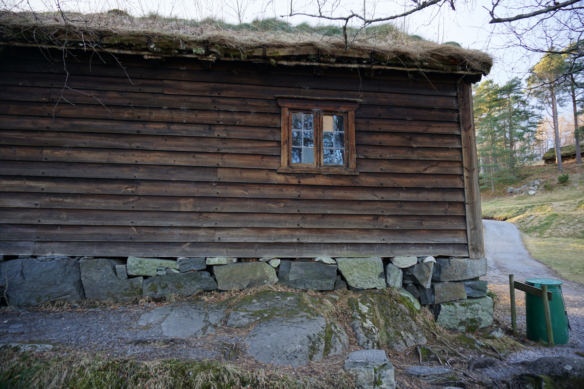 Lafta bygning i ein etasje med loft, på tørrmur av naturstein.Sperretak med ljore. Torvtekka saltak, med ei lita ark. Rekonstruert røykomn. Opprinneleg bygd som treroms-hus, seinare vart det bygd til eit vedskot med inngang frå utdøra, og ein skjå eller svalgang langsetter baksida av huset. Interiøra er umåla.