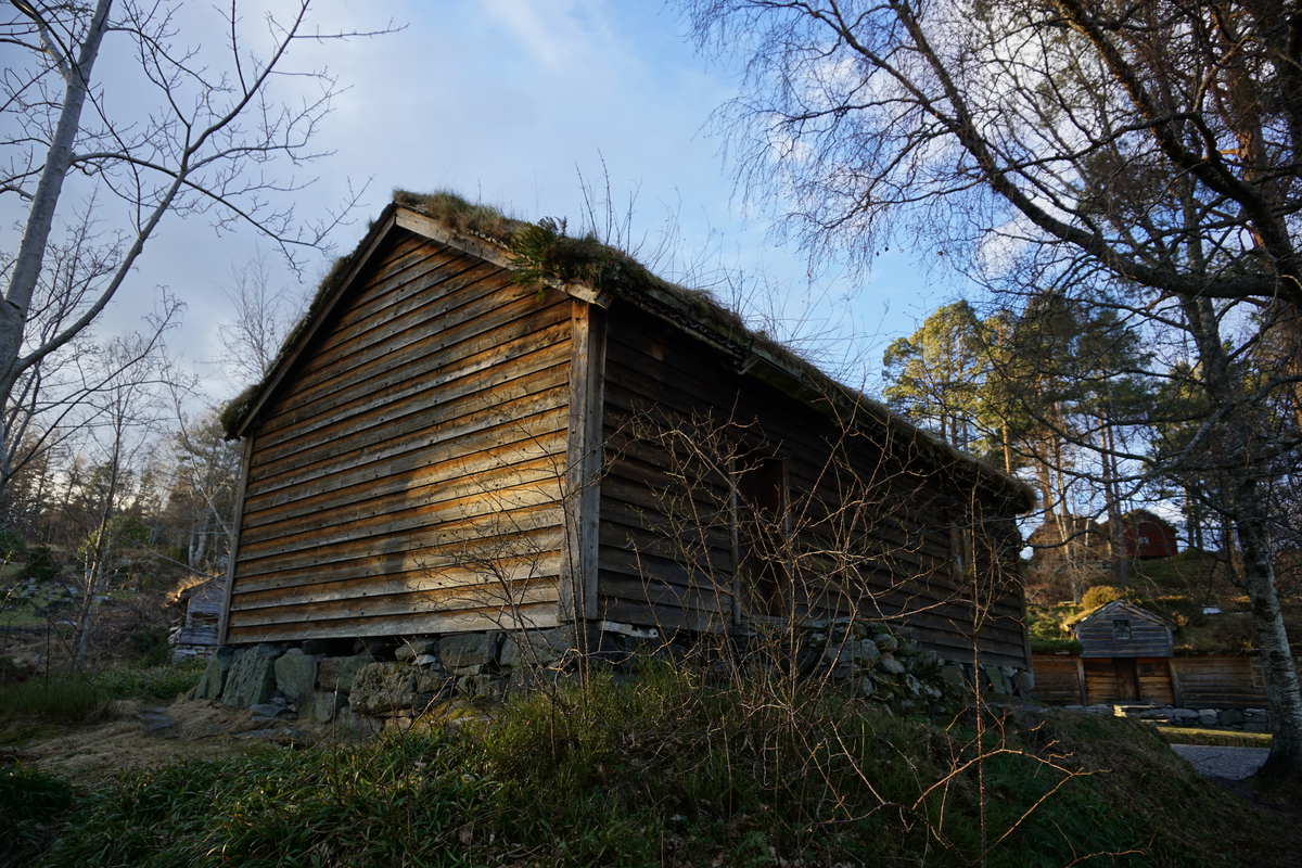 Lafta bygning i ein etasje med loft, på tørrmur av naturstein.Sperretak med ljore. Torvtekka saltak, med ei lita ark. Rekonstruert røykomn. Opprinneleg bygd som treroms-hus, seinare vart det bygd til eit vedskot med inngang frå utdøra, og ein skjå eller svalgang langsetter baksida av huset. Interiøra er umåla.