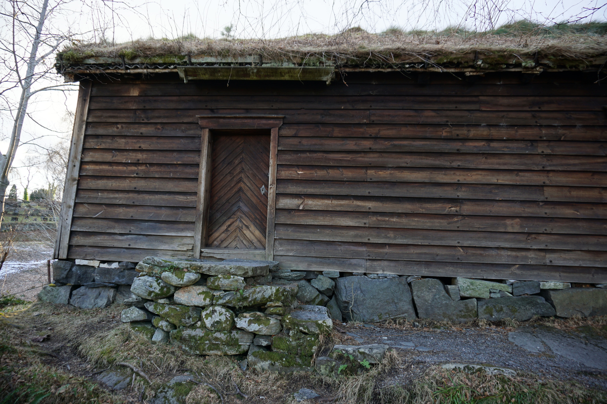 Lafta bygning i ein etasje med loft, på tørrmur av naturstein.Sperretak med ljore. Torvtekka saltak, med ei lita ark. Rekonstruert røykomn. Opprinneleg bygd som treroms-hus, seinare vart det bygd til eit vedskot med inngang frå utdøra, og ein skjå eller svalgang langsetter baksida av huset. Interiøra er umåla.