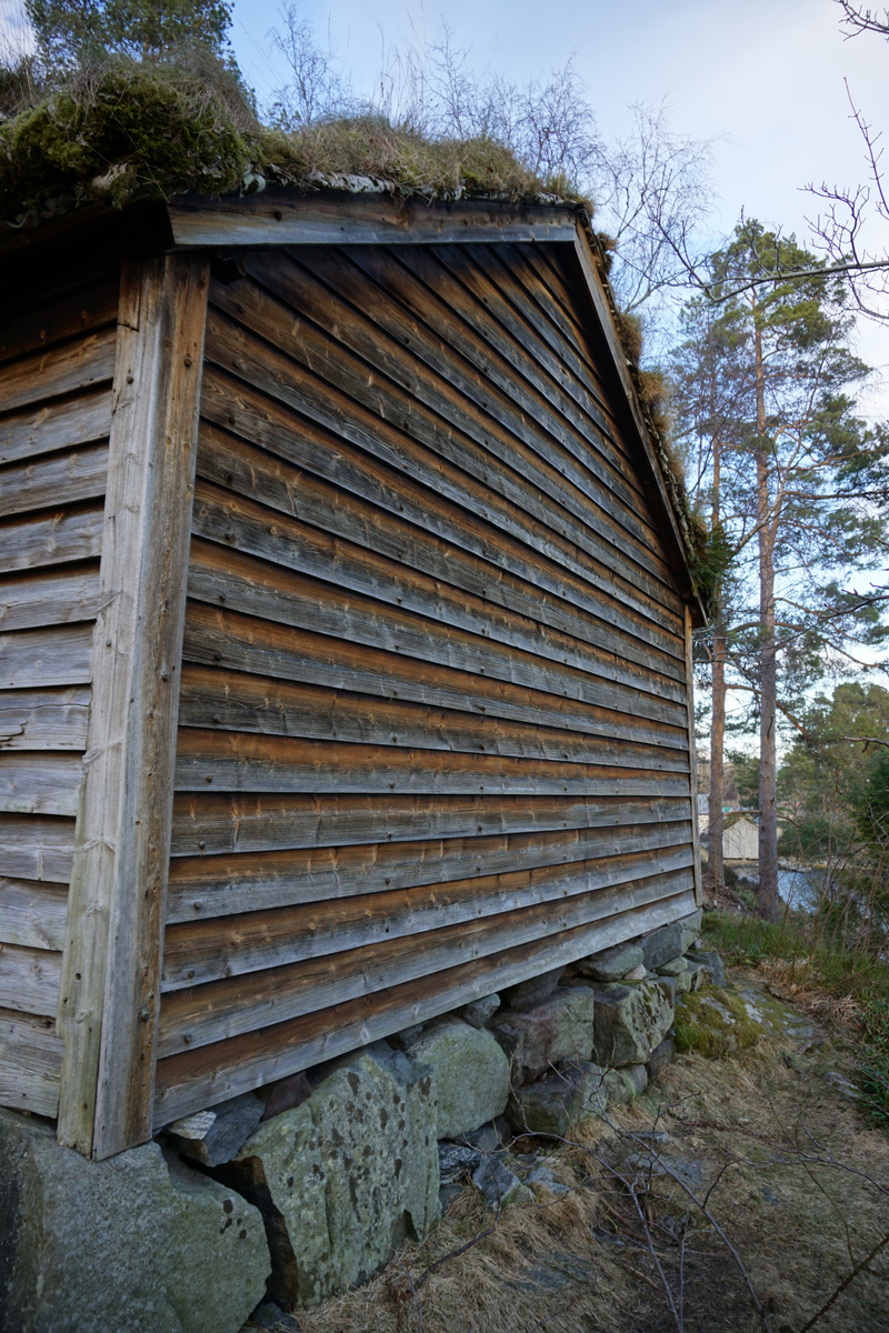 Lafta bygning i ein etasje med loft, på tørrmur av naturstein.Sperretak med ljore. Torvtekka saltak, med ei lita ark. Rekonstruert røykomn. Opprinneleg bygd som treroms-hus, seinare vart det bygd til eit vedskot med inngang frå utdøra, og ein skjå eller svalgang langsetter baksida av huset. Interiøra er umåla.