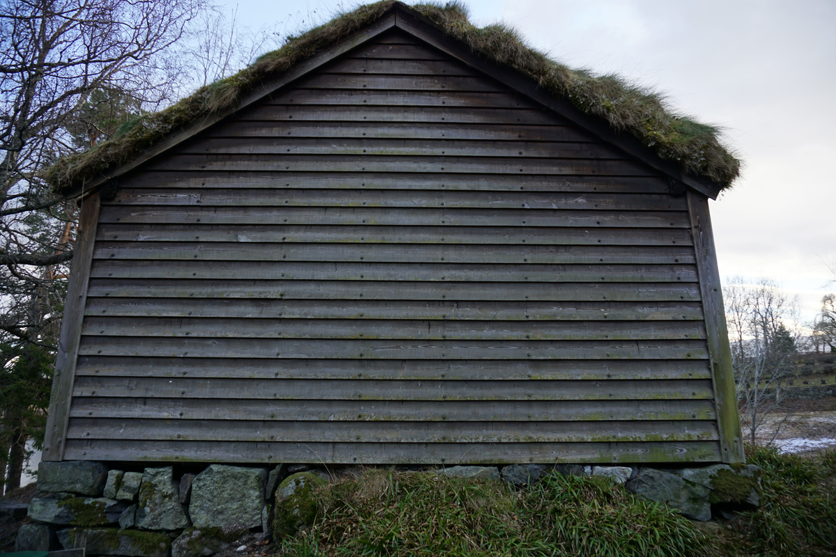 Lafta bygning i ein etasje med loft, på tørrmur av naturstein.Sperretak med ljore. Torvtekka saltak, med ei lita ark. Rekonstruert røykomn. Opprinneleg bygd som treroms-hus, seinare vart det bygd til eit vedskot med inngang frå utdøra, og ein skjå eller svalgang langsetter baksida av huset. Interiøra er umåla.