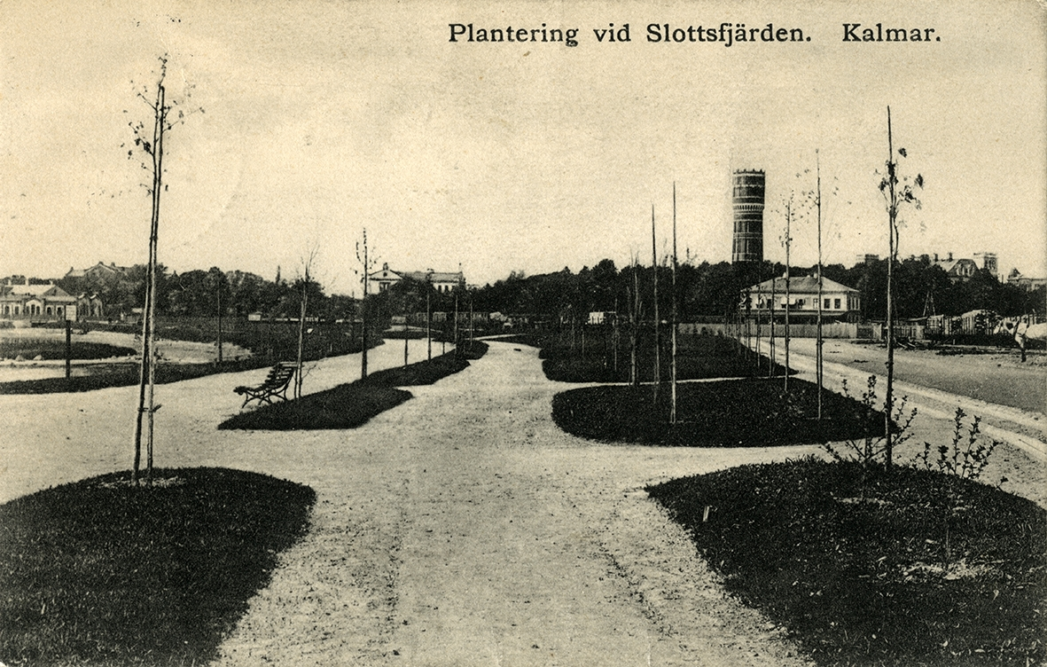 Vykort med motiv av planteringen vid slottsfjärden i Kalmar. Poststämpel visar dateringen 12 juli 1908.