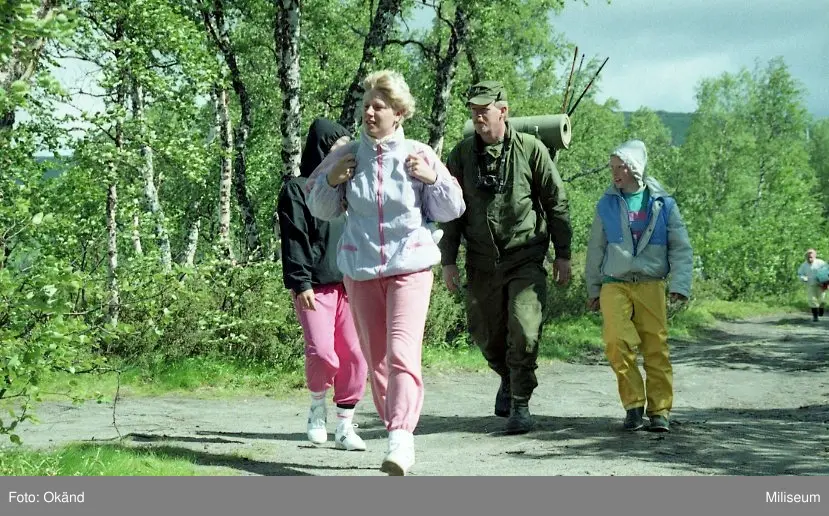Instruktörernas familj. Övningsdeltagare Thomas Löfgren, Ing 2 i uniform.