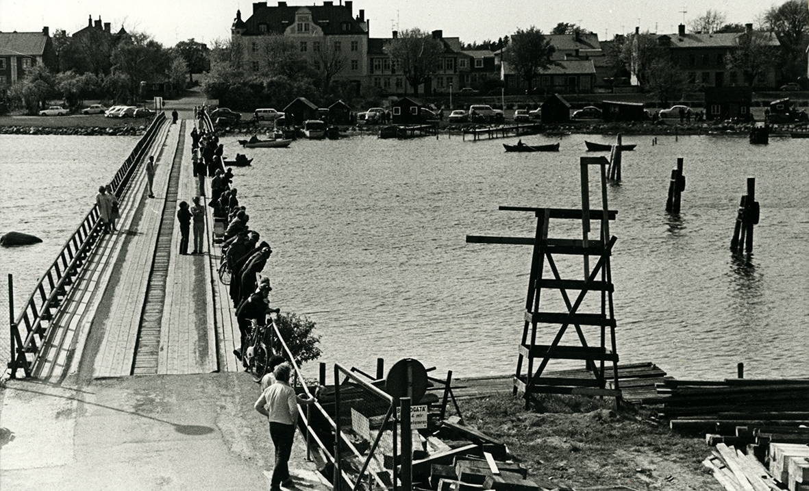 Åskådare på varvsbron till Kalmar varv.