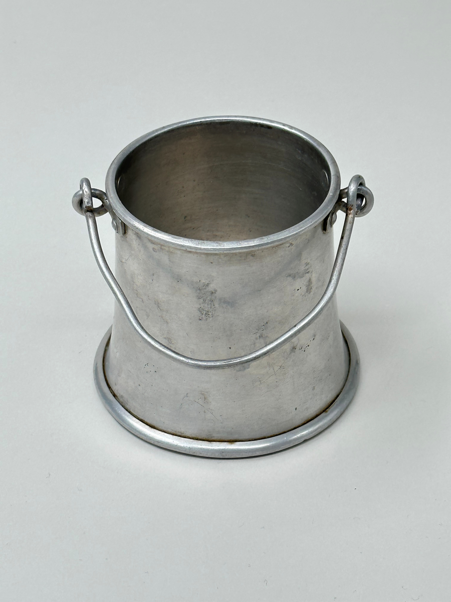 Leksak, mjölkhämtare av aluminium. Behållare med bygelhandtag och rullad kant. 