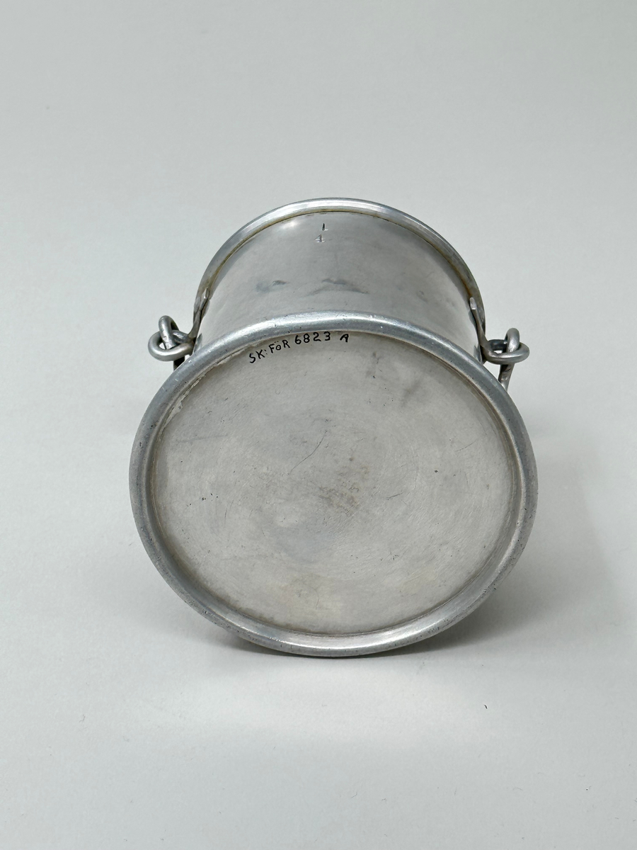 Leksak, mjölkhämtare av aluminium. Behållare med bygelhandtag och rullad kant. 