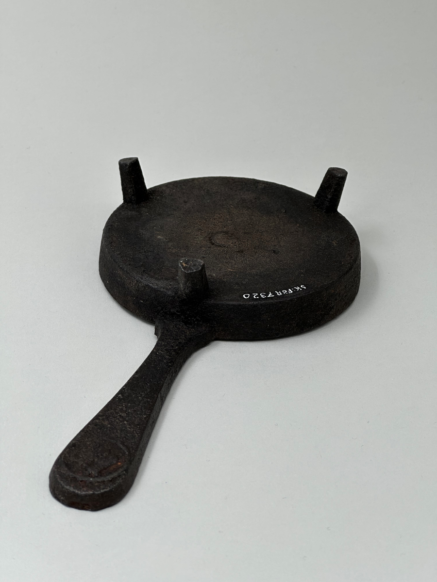 Leksak, stekpanna av järn, ståendes på tre fötter. Rundat, lätt utsvängt skaft.